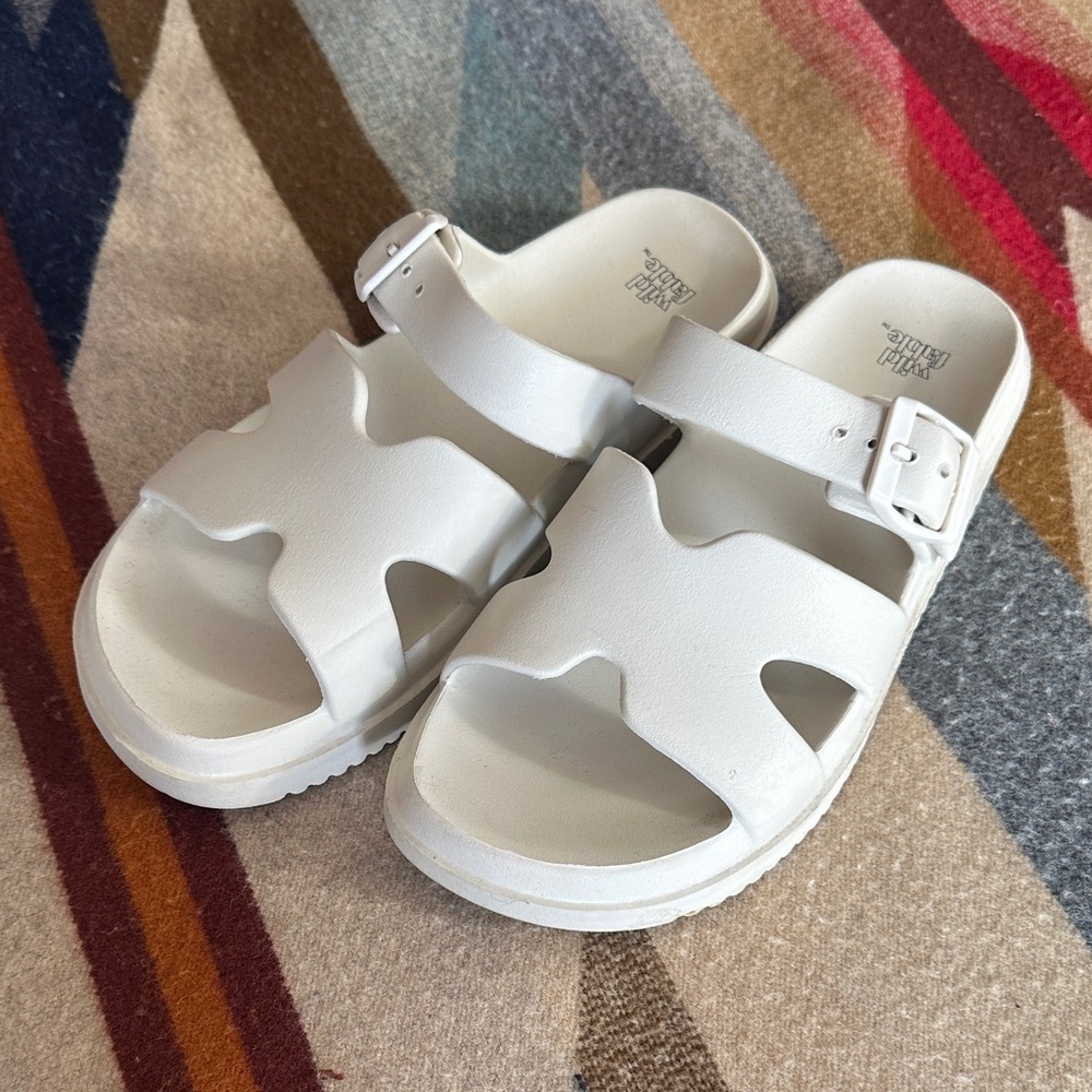 Wild Fable White Waterproof Vaca Sandals